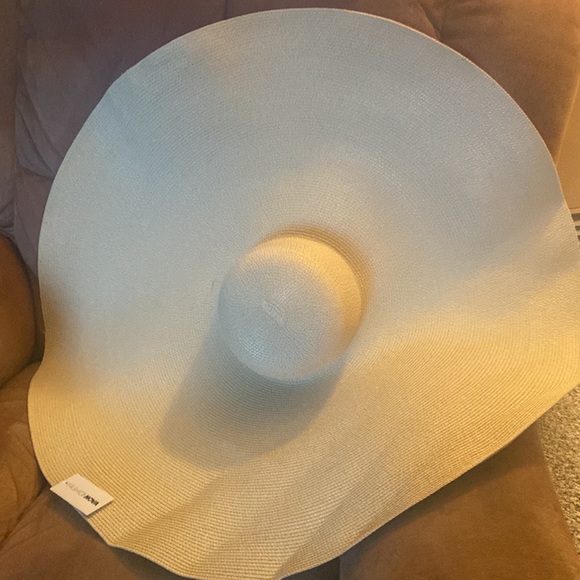 Large straw Sun hat or fun hat, measures 30 inches across - Picture 2 of 5